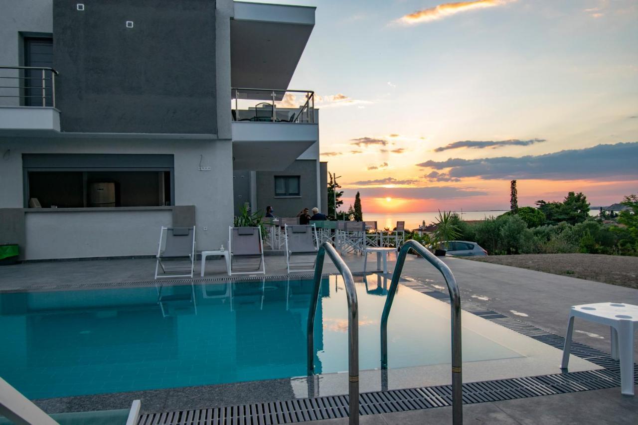Heraclea Luxury Suites Nea Irakleia Exterior photo